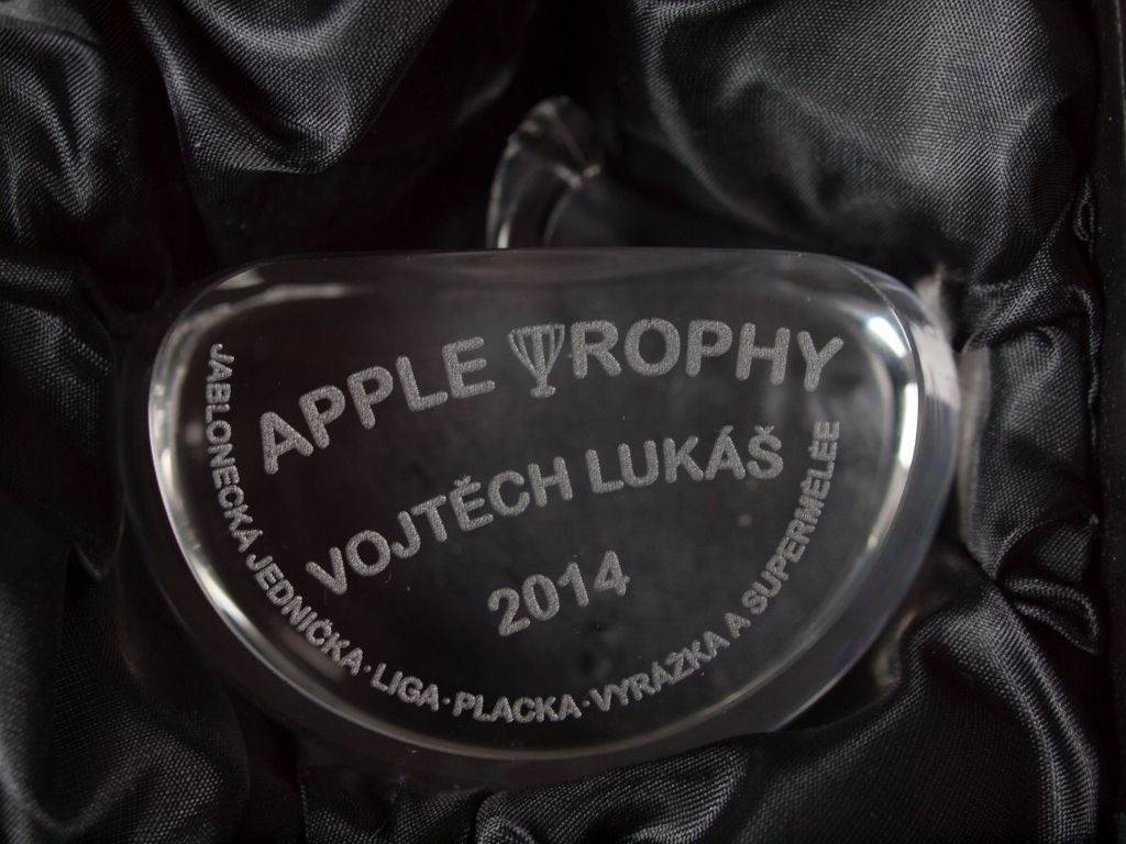 trofej gravírovaná do skleněného jablka